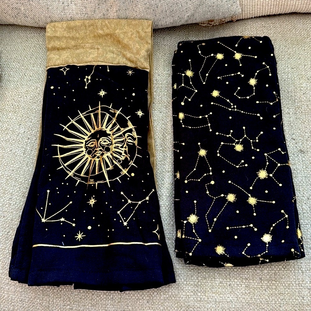 NWOT. Isaac Mizrahi, Set of 2 Kitchen Towels. Neck and hand towel.